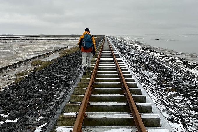 Freiwilliger auf dem Weg auf dem Bahndamm