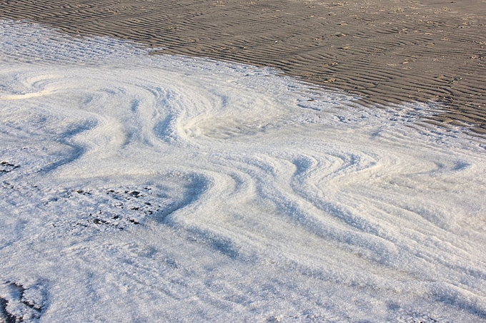 Geschwungene Eissäume am Strand