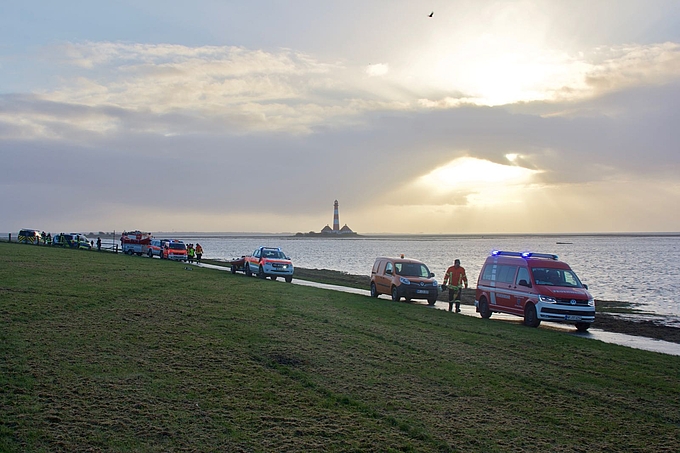 Rettungsfahrzeuge am Deich vor dem Leuchtturm