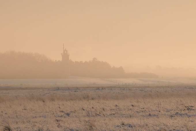 Leuchtturm im Morgendunst