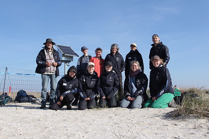 Teamfoto am Elektrozaun