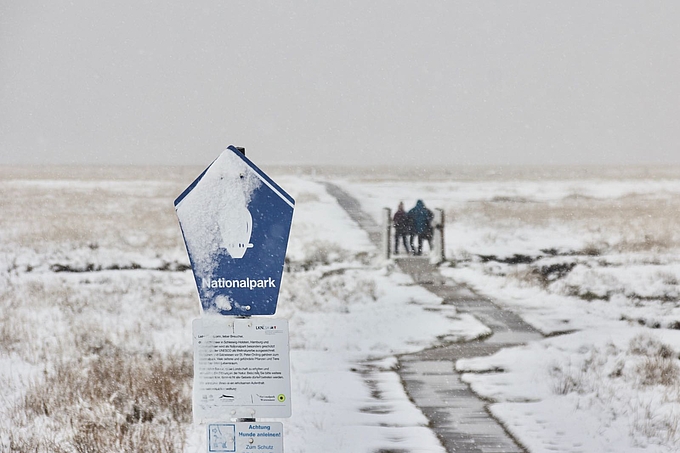 Von Schnee verdecktes Nationalpark-Schild