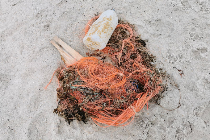 Netz- und Seilreste am Strand
