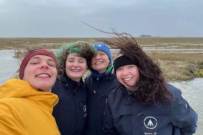 Teamfoto bei steigendem Wasser