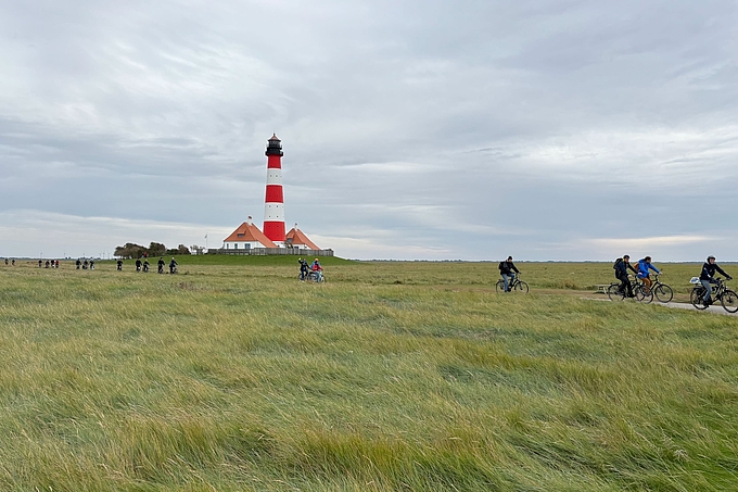 Fahrradgruppe vor dem Leuchtturm Fahrradgruppe vor dem Leuchtturm