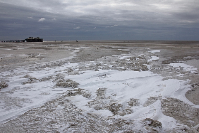 Schneewehen auf dem Strand