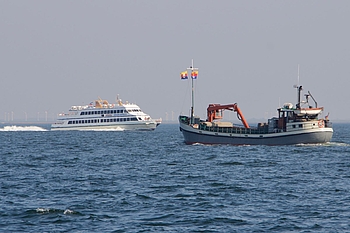 Schnellfähre und Küstenmotorschiff