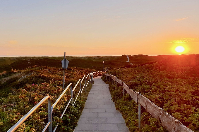 Sonnenuntergang über Dünenweg