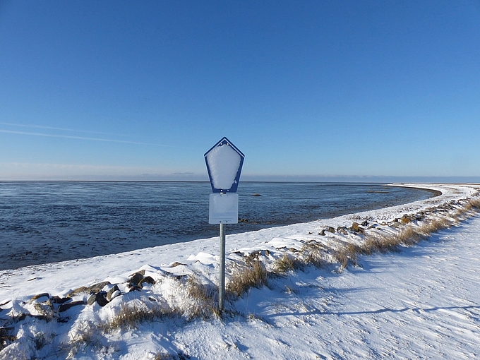 Verschneites Nationalpark-Schild auf Hallig Hooge