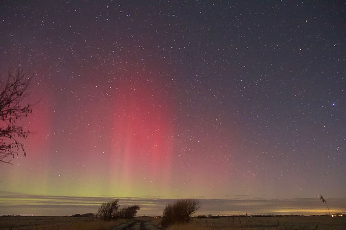 Rote Schleier über grünem Horizont