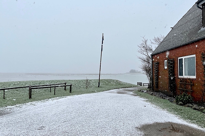 Schnee auf der umspülten Peterswarf