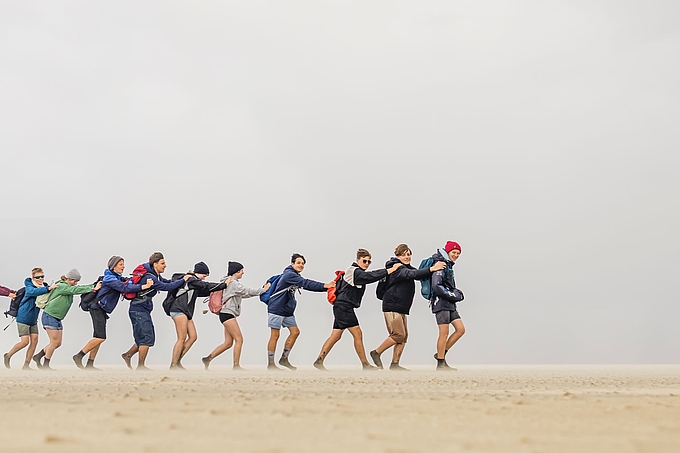 Gruppe wandert über Sandbank Gruppe wandert über Sandbank