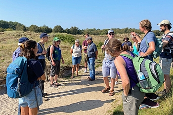 Angeregter Austausch auf Dünenwanderweg