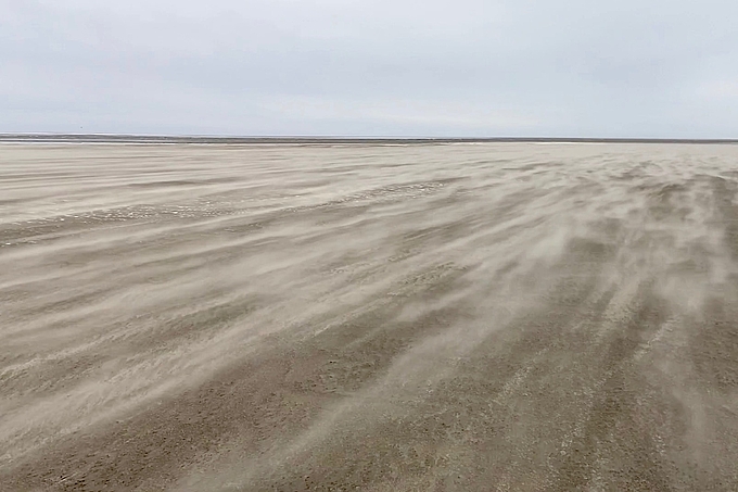 Sandsturm über dem Watt.