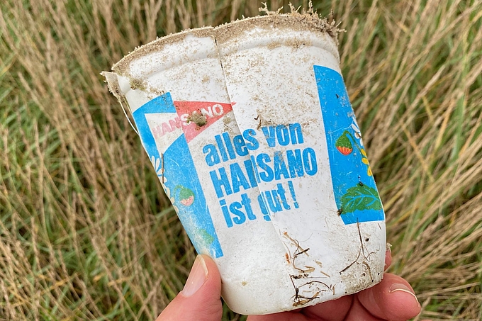 Joghurtbecher am Strand