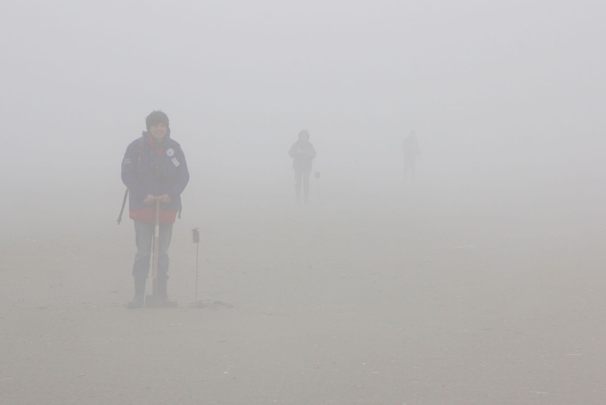 Drei Personen in unterschiedlicher Entfernung im Nebel