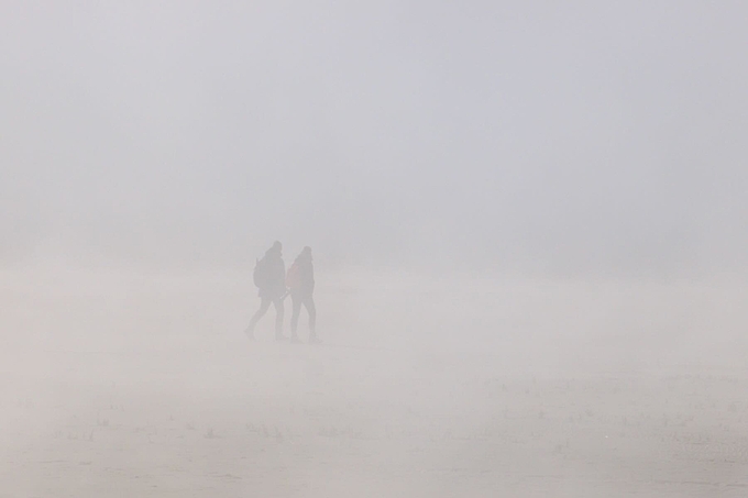 Zwei Personen schemenhaft im Grau Zwei Personen schemenhaft im Grau