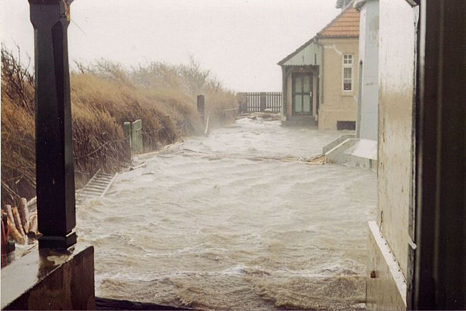 Blick aus dem Haus auf die überflutete Warft