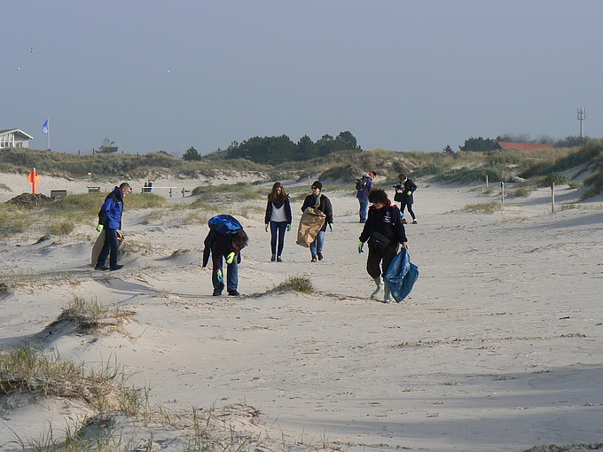 Müllsammlung an den Dünen