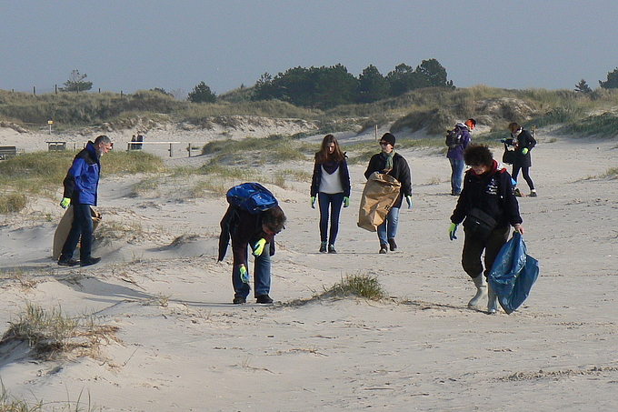 Müllsammlung am Strand