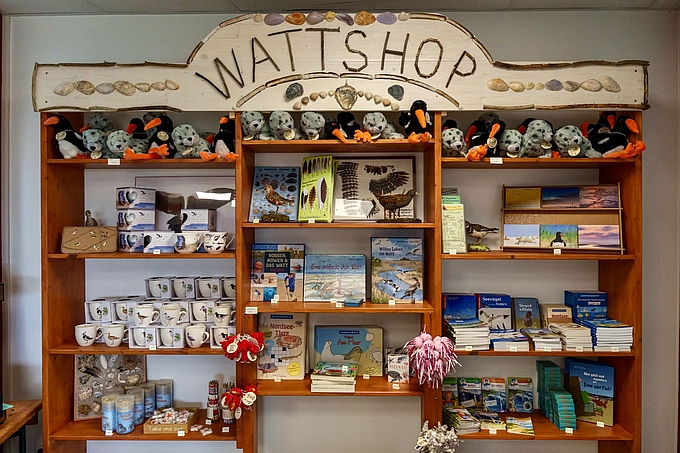 Regal mit Mitbringseln in der Ausstellung