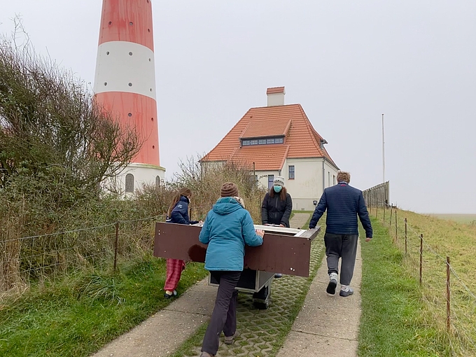 Abbau des Schaukastens am Leuchtturm Westerhever