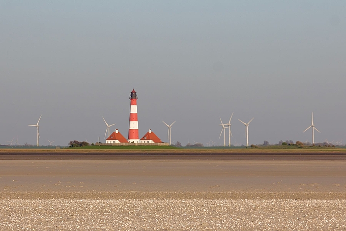 Leuchtturm Westerhever mit Windkraftanlagen auf Eiderstedt