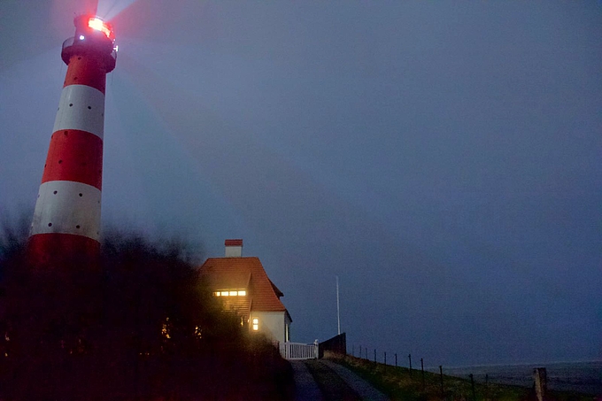 Turm, Seminarhaus und Wasser an der Warft