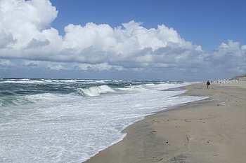 Ein Strand mit auflaufenden Wellen