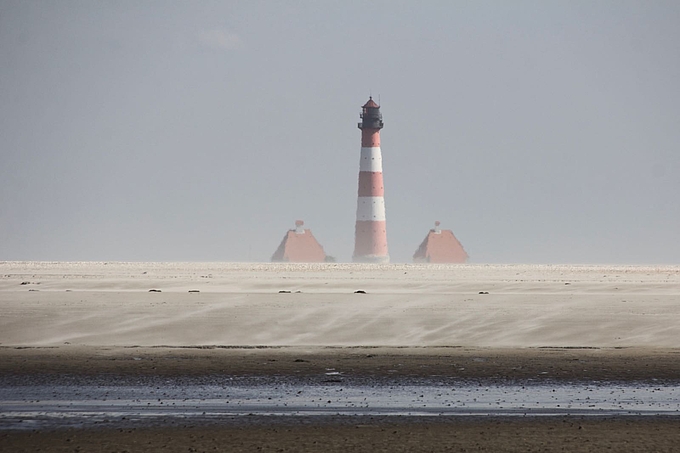 Fliegender Sand vor dem Leuchtturm Westerhever