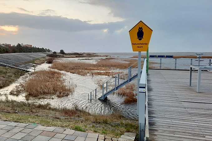 Schild vor überflutetem Vorland