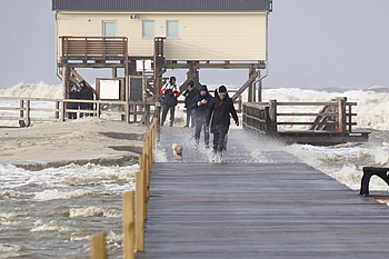 Wellen schlagen durch einen Steg vor St. Peter-Ording