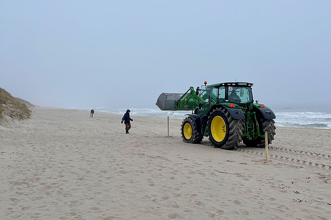 Arbeiten mit dem Trecker am Strand