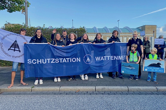 Gruppenbild vor den Holstenhallen