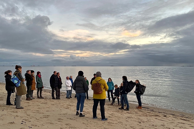 Beginn der Führung am Strand