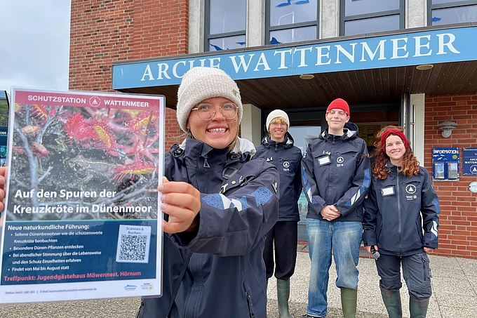 Sarah und Team mit Führungsplakat