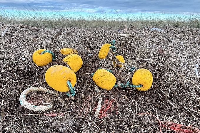 Netzrest mit gelben Schwimmern