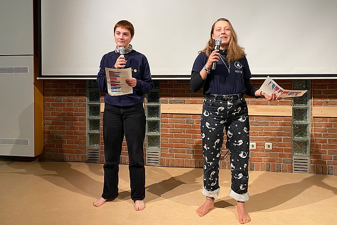 Frieda und Rebecca rezitieren auf der Bühne