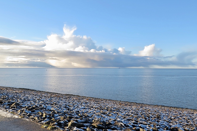 Schneewolken über dem Wattenmeer