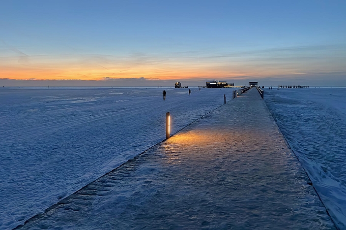 Blick im letzten Abendlicht über die Seebrücke zur Badestelle Bad