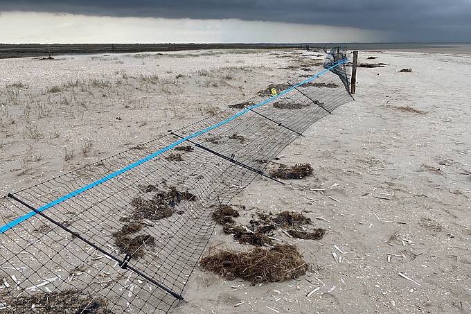 Liegenden Zaunteile unter Regenwolken