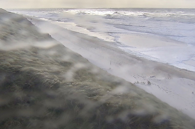 Blick von den Dünen hinunter zum überfluteten Strand