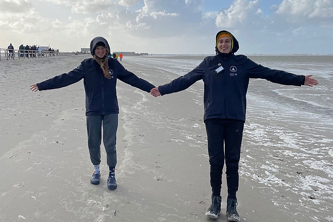 Zwei Freiwillige auf dem wieder freiliegenden Strand
