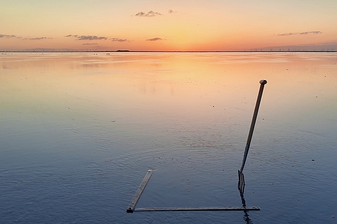 Vor Sonnenaufgang auf dem Watt vor Hallig Langeneß