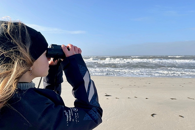 Mirka blick mit dem Fernglas aufs Meer