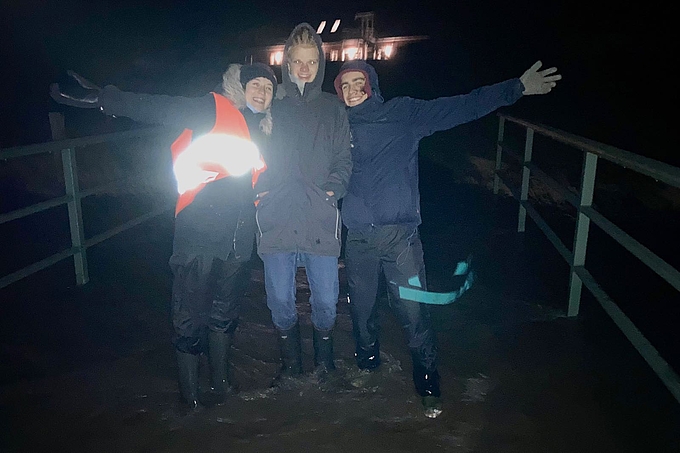 Team im Dunklen auf der Brücke