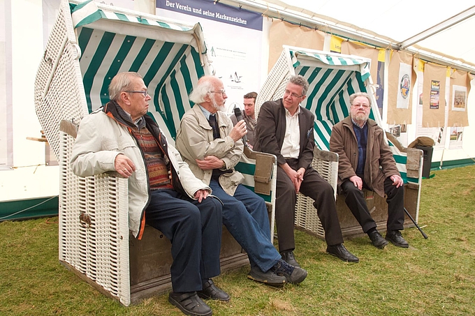 Gesprächsrunde in Strandkörben beim Jubiläum