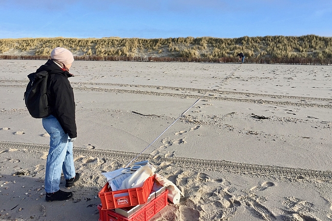 Maßband liegt quer über den Strand