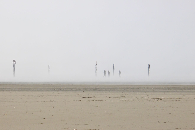 Menschen schweben scheinbar im Nebel Menschen schweben scheinbar im Nebel