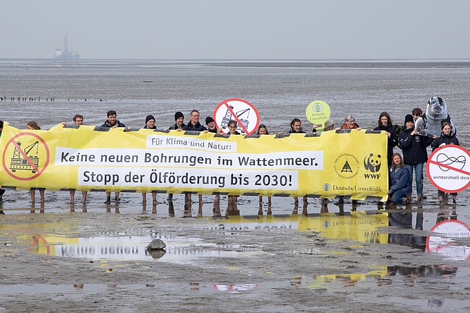 Demo im Watt vor Friedrichskoog mit der Mittelplate am Horizont